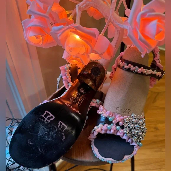 Custom, One~of~a~kind, hand embellished shoe in “baby shower” theme, size 40/US9 - Picture 17 of 17